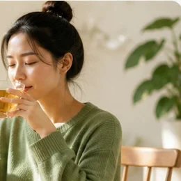 Người phụ nữ thưởng trà
